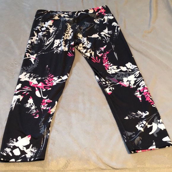 Fabletics Capri Leggings - Picture 5 of 5